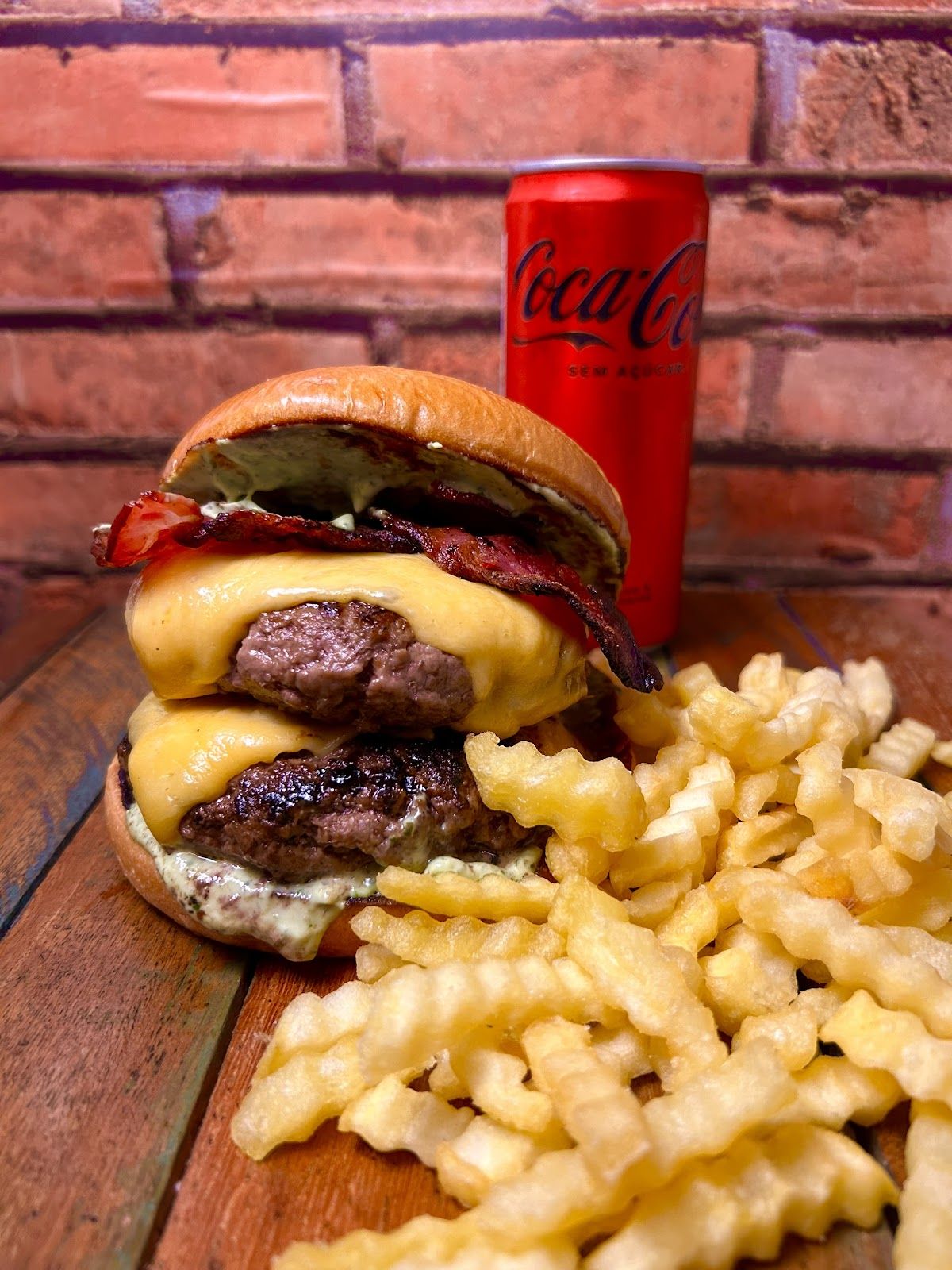 Hambúrguer duplo com fritas do Burguer Maps