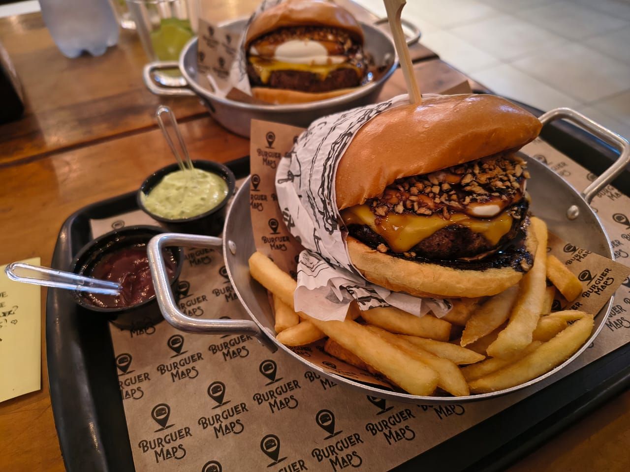 Combo com fritas no prato