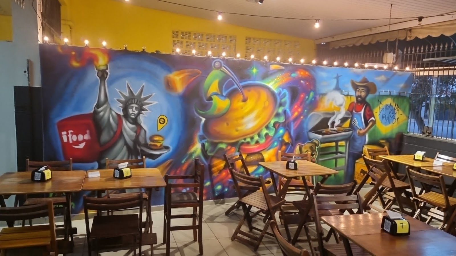 Salão com mural de viagem