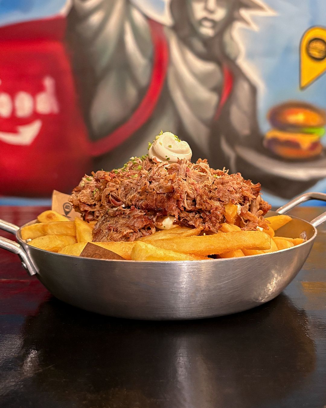 Porção de fritas com carne desfiada