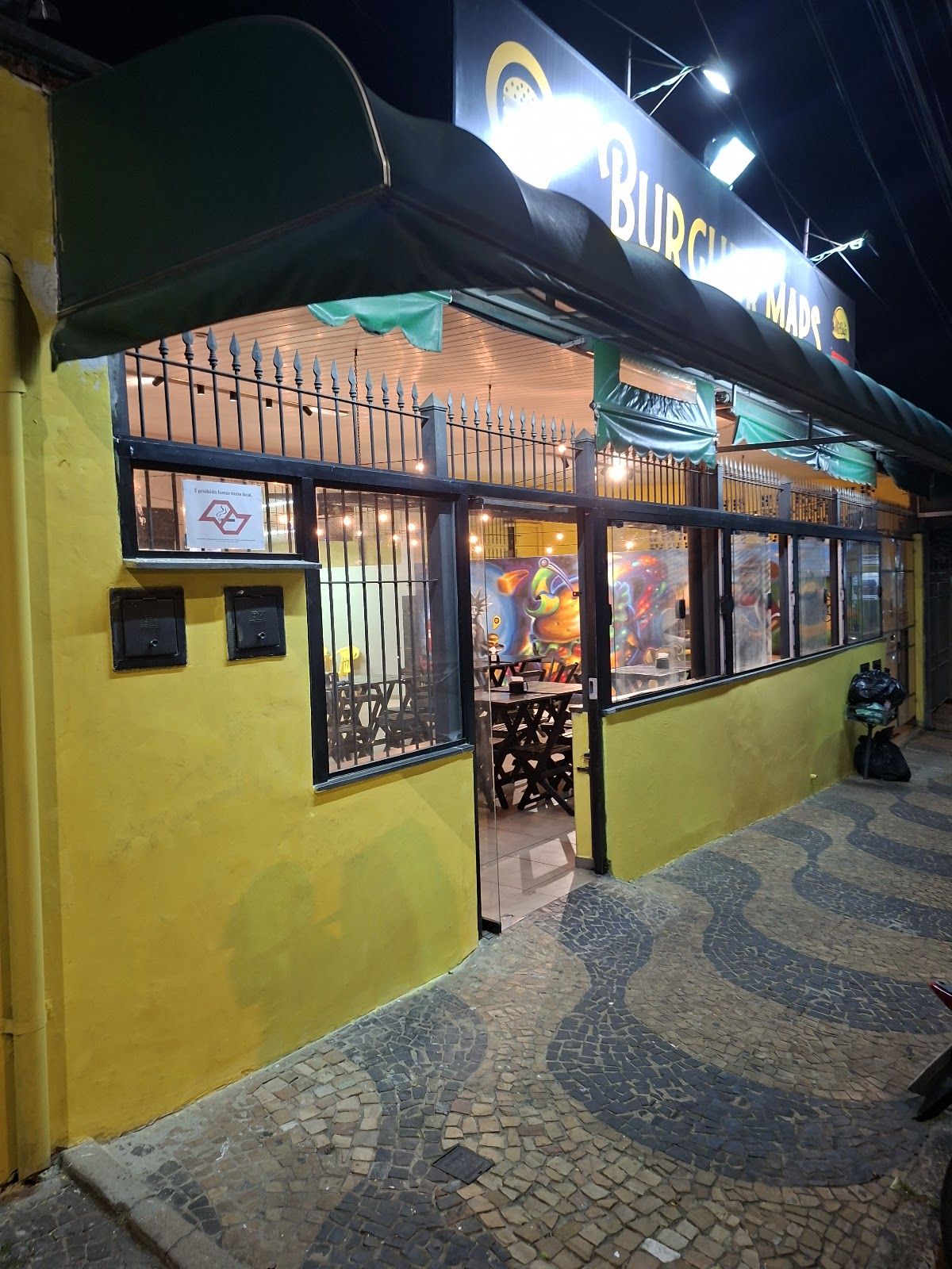 Fachada do Burguer Maps à noite