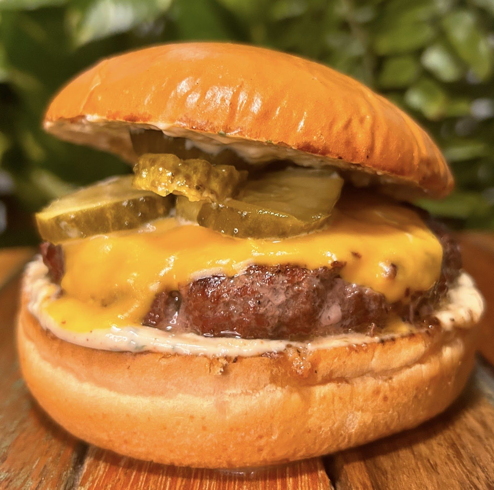 Hambúrguer com picles e cheddar