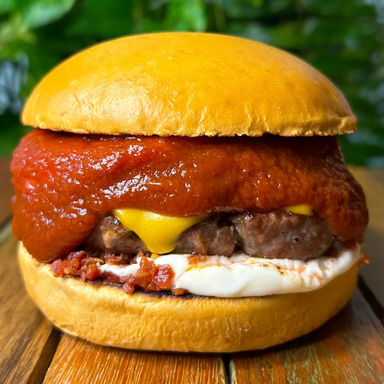 Hambúrguer e refrigerante na tábua
